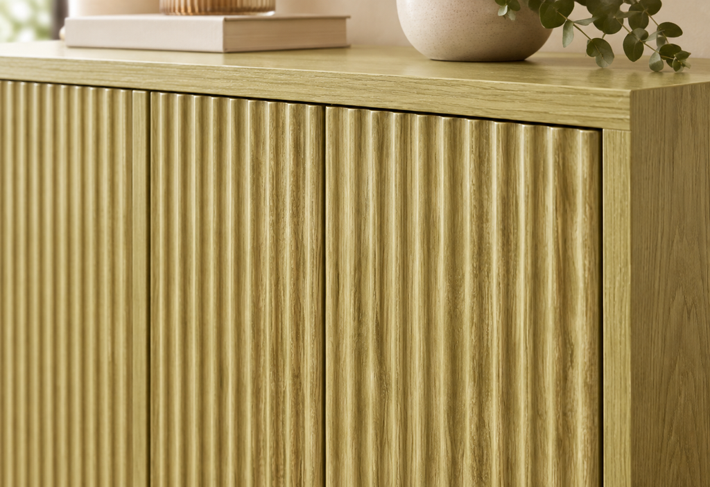 Détail des portes rainurées du buffet chêne 147 cm