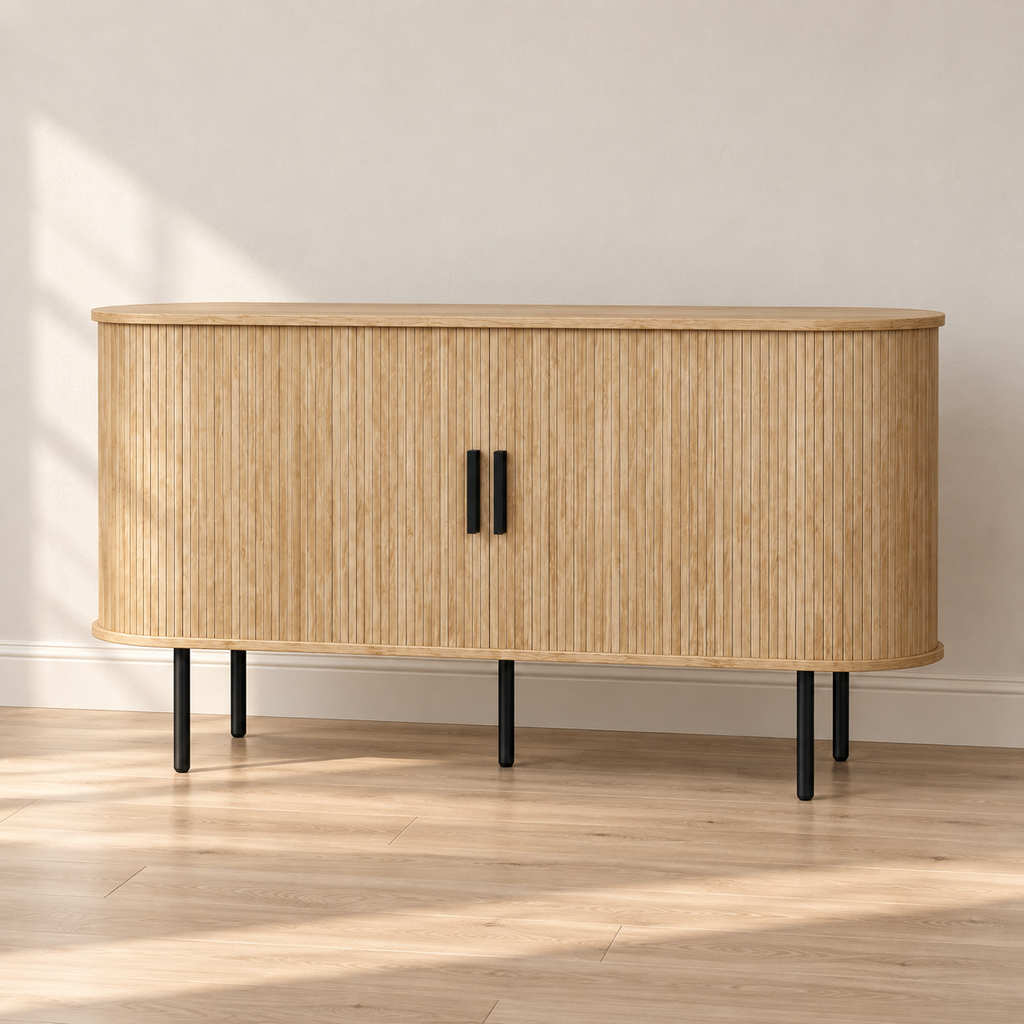 Buffet cannelé courbe 140 cm – 2 portes coulissantes, pieds noirs – vue principale dans un intérieur sobre
